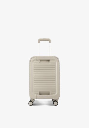 Petite valise rigide beige avec quatre roulettes et une poignée rétractable déployée à la verticale, vue de face sur fond blanc.