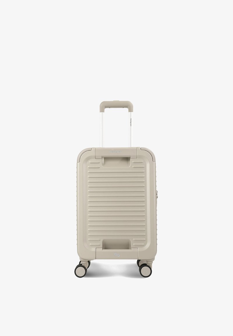 Petite valise rigide beige avec quatre roulettes et une poignée rétractable déployée à la verticale, vue de face sur fond blanc.