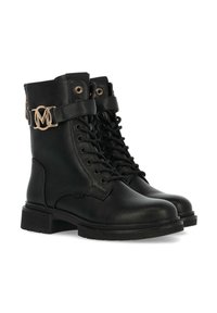 Botas de cuero negro hasta el tobillo con puntera redonda, cordones en la parte frontal, correa decorativa con un logo dorado y suela de goma texturizada.