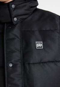 GAP HOODED HEAVYWEIGHT LOGO PUFFER - Ziemas jaka - true black