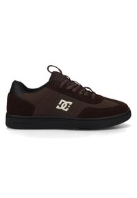 Herren Sneaker in Dunkelbraun mit niedriger Spitze und schwarzer Sohle, Schnürdesign und weißem DC-Logo an der Seite.