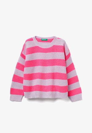 Un suéter a rayas en tonos rosa y gris claro, hecho de una tela de punto texturizada, presenta un cuello redondo y mangas largas con puños acanalados.