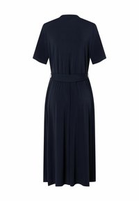 Robe bleu marine à manches courtes avec une ceinture à la taille, fabriquée à partir d'un tissu lisse, dotée d'une jupe évasée et d'un détail de couture dissimulé au dos.
