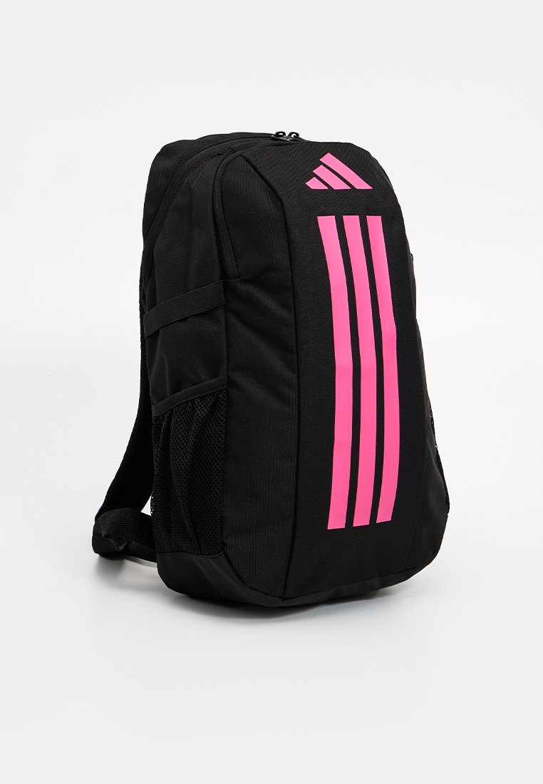 Mochila negra hecha de material duradero con tres franjas verticales rosas y bolsillos laterales de malla. Compartimento principal con cremallera.