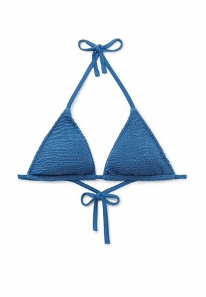 Blå virkad bikinöverdel med triangelformade kupor, snörning i nacken och på ryggen, texturerad tyg och subtilt zickzackmönster.