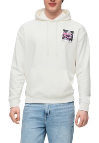 Sudadera blanca con un bolsillo frontal, cordones y un parche gráfico floral colorido en el lado izquierdo. Material de algodón con una textura suave.