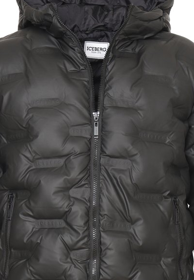 Giacca a vento nera con cappuccio, caratterizzata da un design trapuntato, texture lucide e opache a contrasto e una chiusura frontale con zip.