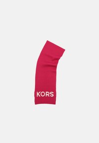 Manchette en tissu doux de couleur fuchsia, avec un logo "KORS" blanc au niveau du poignet. Design allongé et courbé pour un confort optimal.