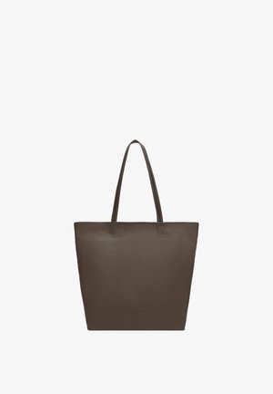 Sac cabas rectangulaire en cuir brun foncé avec deux fines bretelles et un logo discret embossé à l'avant.