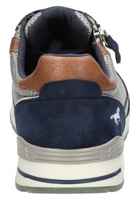 Chaussures de sport pour hommes présentant un design en suède bleu marine et en matériau perforé gris, avec des accents en cuir marron et un logo blanc sur le talon.