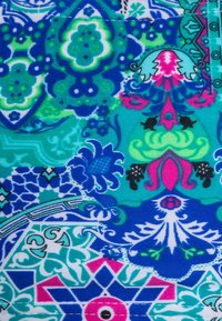 Tecido colorido com padrões florais e geométricos intrincados em tons de azul, verde e rosa, com uma textura suave.