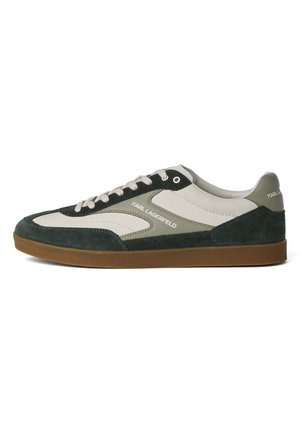 Herre Karl Lagerfeld sneakers i hvid med olivengrøn ruskind, brun sål og hvide snørebånd, vist fra siden.