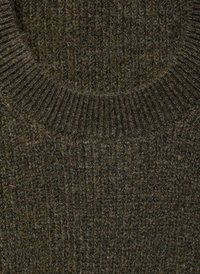 Dunkelgrüner Strickpullover aus einem Stoff mit einem gerippten Rundhalsausschnitt, der ein strukturiertes Muster und ein weiches, warmes Aussehen hat.