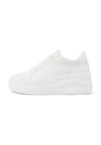 Sneaker platform bianche con finitura in pelle liscia, dettaglio del logo in rilievo sul lato e inserti perforati sulla parte superiore.
