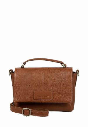 Sac à main en cuir brun avec surface texturée, rabat avant, quincaillerie en métal et bandoulière amovible. Présente un logo de marque embossé.