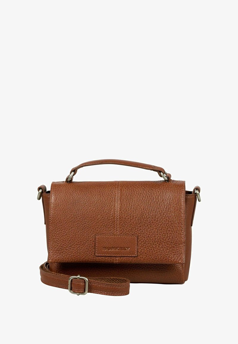 Sac à main en cuir brun avec surface texturée, rabat avant, quincaillerie en métal et bandoulière amovible. Présente un logo de marque embossé.