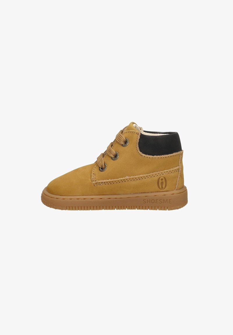 Bottine en daim beige pour tout-petit avec col matelassé noir, trois œillets pour lacets et semelle en caoutchouc embossée du logo "SHOESME".