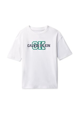 Valkoinen lyhythihainen T-paita, jossa vihreällä ääriviivalla piirretty "CK" ja musta "CALVIN KLEIN" -teksti rinnassa.