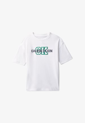Fehér rövid ujjú póló zöld körvonalú "CK" és fekete "CALVIN KLEIN" felirattal a mellkason.