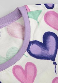 Wielokolorowa bawełniana koszula z lawendowym dekoltem oraz wzorem serc w różowym, fioletowym i zielonym na kremowym tle.