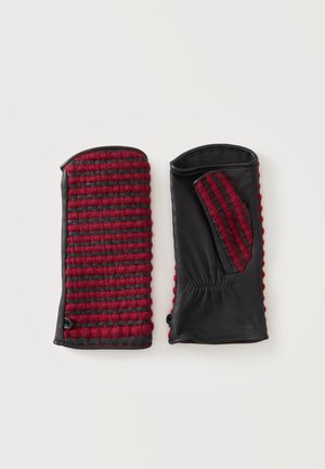 Coppia di muffole nere in pelle con strisce rosse di lana sul retro e sul pollice, mostrate distese su uno sfondo bianco.