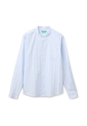 Hellblaues, langärmliges Hemd mit Knopfleiste, vertikalen Streifen, Stehkragen und Brusttasche, flach auf weißem Hintergrund ausgelegt.