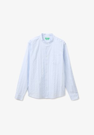 Chemise bleu clair à manches longues, boutonnée, à rayures verticales, col mandarin et poche poitrine, posée à plat sur un fond blanc.