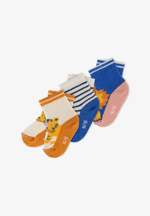 Vier Paare bunter Kleinkind-Socken mit orangefarbenem Tiger-, blau gestreiftem und blauem Löwenmotiv, auf weißem Hintergrund angeordnet.