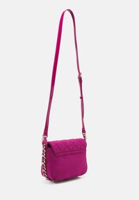 Borsa a spalla trapuntata in tessuto rosa brillante con una finitura liscia, dotata di un accento a catena e di una tracolla regolabile.