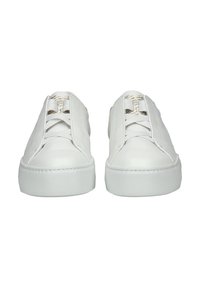 Białe skórzane trampki o gładkiej powierzchni, zaokrąglonym nosku, płaskiej podeszwie oraz wiązaniu na sznurowadła z delikatnymi złotymi akcentami na górze.