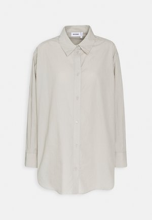 Chemise boutonnée gris clair avec un col classique, des manches longues et une texture douce et lisse. Présente un ourlet droit et une patte de boutonnage visible.