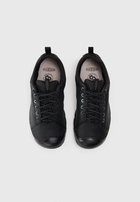 Czarne buty sportowe wykonane ze skóry i tekstyliów, z okrągłym noskiem, teksturowaną powierzchnią oraz czarnymi sznurowadłami z wzorzystym designem.