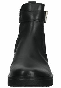 Stivali neri in pelle fino alla caviglia, con una finitura liscia, chiusura con zip laterale e una fascia con una fibbia metallica come accentuazione. Suola in gomma piatta.