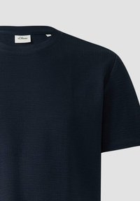 T-shirt texturé manches courtes bleu marine foncé avec col rond et étiquette s.Oliver à l'intérieur du col.