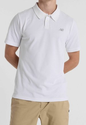 Hvid polo t-shirt med klassisk krave, korte ærmer og et diskret logo på venstre side. Fremstillet af glat, åndbart stof.