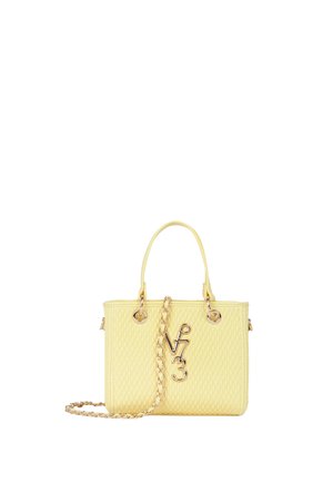 Borsa a tracolla gialla trapuntata con doppi manici, tracolla a catena dorata e ciondolo metallico con logo "V 73" al centro anteriore.