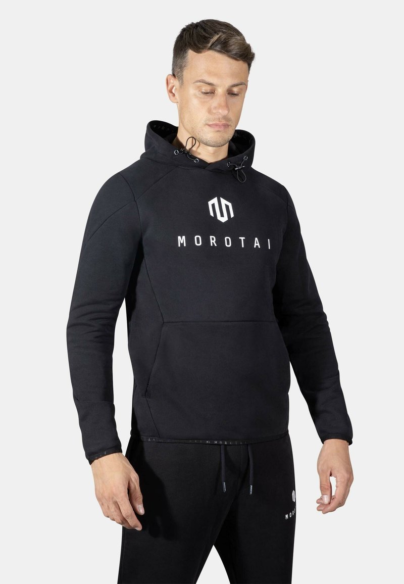 Sudadera negra de tejido suave con un bolsillo canguro, que presenta un prominente logo blanco "MOROTAI" en el pecho y capucha ajustable con cordón.