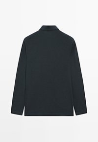 Polo a maniche lunghe grigio scuro con colletto classico, mostrato di spalle su sfondo bianco.