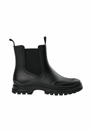 Stivale Chelsea in gomma nera con suola carrarmato spessa, inserti elastici laterali e linguette anteriori e posteriori, visto dal profilo laterale.