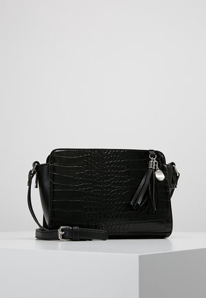 Sort krokodilleder-embossed håndtaske med en strømlinet rektangulær form. Har en aftagelig rem, frynse-detaljer og hardware i sølvfarve.