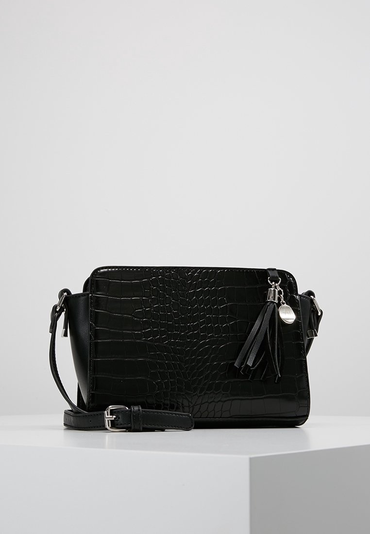 Sort krokodilleder-embossed håndtaske med en strømlinet rektangulær form. Har en aftagelig rem, frynse-detaljer og hardware i sølvfarve.