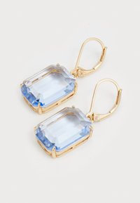 Gouden metalen oorbellen met twee rechthoekige blauwe edelstenen met facetteeroppervlakken, bevestigd met een veerslot.