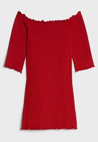 Červené ribované šaty bez ramínek s tříčtvrtečními rukávy, s volánkovým výstřihem a lemem. Látka působí hladce a elasticky.