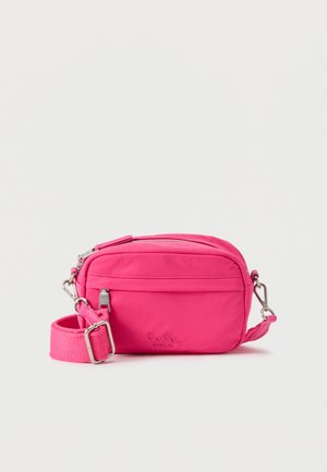 Borsa a tracolla rosa in nylon liscio, con chiusura a zip, tracolla regolabile e dettaglio del logo sul davanti. Forma rettangolare compatta.