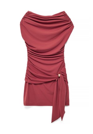 Marszczona, mini sukienka bez ramiączek w ciemnym odcieniu róży, z drapowanym materiałem i bocznym wiązaniem ozdobionym małym złotym pierścieniem.