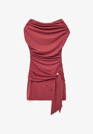 Mini-robe bustier rose foncé froncée avec tissu drapé et détail noué sur le côté, agrémentée d'un petit anneau doré.