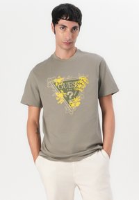 Guess FLOWER TRIANGLE TEE - Marškinėliai su spaudiniu - mossy green
