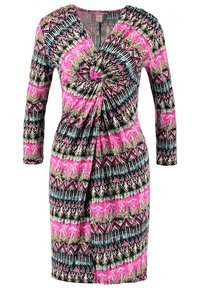 Strickkleid mit Twist-Front, langen Ärmeln und einem auffälligen, mehrfarbigen geometrischen Muster in Rosa, Schwarz und Türkis.