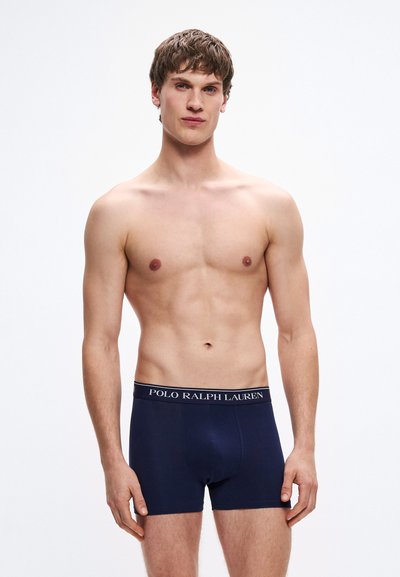 Modré bavlnené boxerky s širokým čiernym pásom s bielym nápisom „POLO RALPH LAUREN“. Jednoduchý, priliehavý strih.