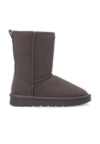 Grå ruskind ankelst�øvle med en rundet tå og flad gummisål, med en bageste løkke og subtile syningsdetaljer på siderne.